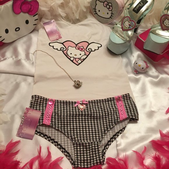 ADORABLE tank and hot shorts set with hello kitty and crystal details - Picture 13 of 14